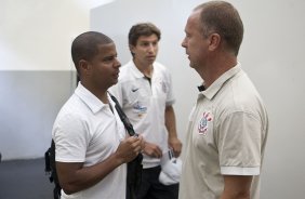 CORINTHIANS/SP X HURACAN/BUENOS AIRES- Marcelinho Carioca conversa com Mano Menezes nos vestirios antes do jogo amistoso internacional realizado esta tarde no estdio do Pacaembu, para apresentacao dos novos contratados, e tambem, como despedida de Marcelinho Carioca das suas atividades como jogador profissional