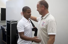 CORINTHIANS/SP X HURACAN/BUENOS AIRES- Marcelinho Carioca e Mano Menezes nos vestirios antes do jogo amistoso internacional realizado esta tarde no estdio do Pacaembu, para apresentacao dos novos contratados, e tambem, como despedida de Marcelinho Carioca das suas atividades como jogador profissional