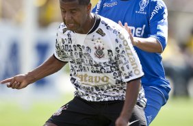 CORINTHIANS/SP X HURACAN/BUENOS AIRES- Marcelinho Carioca e Chivilo em um lance do jogo amistoso internacional realizado esta tarde no estdio do Pacaembu, para apresentacao dos novos contratados, e tambem, como despedida de Marcelinho Carioca das suas atividades como jogador profissional