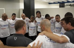 CORINTHIANS/SP X HURACAN/BUENOS AIRES- Marcelinho Carioca ouve a prelecao do tcnico Mano Menezes antes do jogo amistoso internacional realizado esta tarde no estdio do Pacaembu, para apresentacao dos novos contratados, e tambem, como despedida de Marcelinho Carioca das suas atividades como jogador profissional