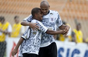 CORINTHIANS/SP X HURACAN/BUENOS AIRES- Marcelinho Carioca cumprimenta Souza pelo seu gol em um lance do jogo amistoso internacional realizado esta tarde no estdio do Pacaembu, para apresentacao dos novos contratados, e tambem, como despedida de Marcelinho Carioca das suas atividades como jogador profissional