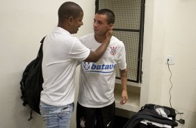 CORINTHIANS/SP X HURACAN/BUENOS AIRES- Marcelinho Carioca e Matias Defederico nos vestirios antes do jogo amistoso internacional realizado esta tarde no estdio do Pacaembu, para apresentacao dos novos contratados, e tambem, como despedida de Marcelinho Carioca das suas atividades como jogador profissional