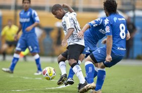 CORINTHIANS/SP X HURACAN/BUENOS AIRES- Marcelinho Carioca e Alan Sanchez em um lance do jogo amistoso internacional realizado esta tarde no estdio do Pacaembu, para apresentacao dos novos contratados, e tambem, como despedida de Marcelinho Carioca das suas atividades como jogador profissional