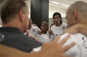 CORINTHIANS/SP X HURACAN/BUENOS AIRES- Marcelinho Carioca ouve a prelecao do tcnico Mano Menezes antes do jogo amistoso internacional realizado esta tarde no estdio do Pacaembu, para apresentacao dos novos contratados, e tambem, como despedida de Marcelinho Carioca das suas atividades como jogador profissional