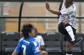 CORINTHIANS/SP X HURACAN/BUENOS AIRES- Marcelinho Carioca e Medina em um lance do jogo amistoso internacional realizado esta tarde no estdio do Pacaembu, para apresentacao dos novos contratados, e tambem, como despedida de Marcelinho Carioca das suas atividades como jogador profissional