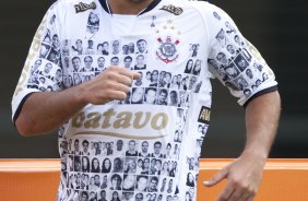 CORINTHIANS/SP X HURACAN/BUENOS AIRES- Morais comemora seu gol em um lance do jogo amistoso internacional realizado esta tarde no estdio do Pacaembu, para apresentacao dos novos contratados, e tambem, como despedida de Marcelinho Carioca das suas atividades como jogador profissional