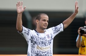 CORINTHIANS/SP X HURACAN/BUENOS AIRES- Morais comemora seu gol em um lance do jogo amistoso internacional realizado esta tarde no estdio do Pacaembu, para apresentacao dos novos contratados, e tambem, como despedida de Marcelinho Carioca das suas atividades como jogador profissional