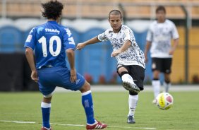 CORINTHIANS/SP X HURACAN/BUENOS AIRES- Morais e Carrizzo em um lance do jogo amistoso internacional realizado esta tarde no estdio do Pacaembu, para apresentacao dos novos contratados, e tambem, como despedida de Marcelinho Carioca das suas atividades como jogador profissional