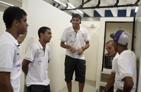 CORINTHIANS/SP X HURACAN/BUENOS AIRES- Renato; Boquita; Dentinho; Morais e Elias(d) nos vestirios antes do jogo amistoso internacional realizado esta tarde no estdio do Pacaembu, para apresentacao dos novos contratados, e tambem, como despedida de Marcelinho Carioca das suas atividades como jogador profissional