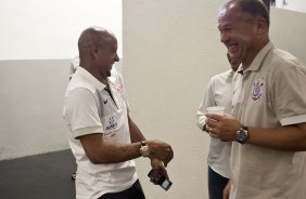 CORINTHIANS/SP X HURACAN/BUENOS AIRES- Roberto Carlos e Mano Menezes nos vestirios antes do jogo amistoso internacional realizado esta tarde no estdio do Pacaembu, para apresentacao dos novos contratados, e tambem, como despedida de Marcelinho Carioca das suas atividades como jogador profissional