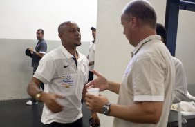 CORINTHIANS/SP X HURACAN/BUENOS AIRES- Roberto Carlos e Mano Menezes nos vestirios antes do jogo amistoso internacional realizado esta tarde no estdio do Pacaembu, para apresentacao dos novos contratados, e tambem, como despedida de Marcelinho Carioca das suas atividades como jogador profissional