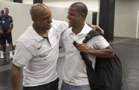 CORINTHIANS/SP X HURACAN/BUENOS AIRES- Roberto Carlos e Marcelinho Carioca nos vestirios antes do jogo amistoso internacional realizado esta tarde no estdio do Pacaembu, para apresentacao dos novos contratados, e tambem, como despedida de Marcelinho Carioca das suas atividades como jogador profissional