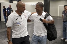 CORINTHIANS/SP X HURACAN/BUENOS AIRES- Roberto Carlos e Marcelinho Carioca nos vestirios antes do jogo amistoso internacional realizado esta tarde no estdio do Pacaembu, para apresentacao dos novos contratados, e tambem, como despedida de Marcelinho Carioca das suas atividades como jogador profissional