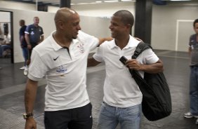 CORINTHIANS/SP X HURACAN/BUENOS AIRES- Roberto Carlos e Marelinho Carioca nos vestirios antes do jogo amistoso internacional realizado esta tarde no estdio do Pacaembu, para apresentacao dos novos contratados, e tambem, como despedida de Marcelinho Carioca das suas atividades como jogador profissional