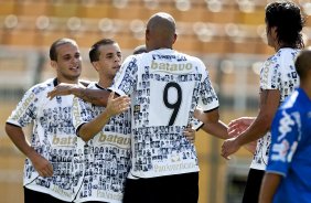 CORINTHIANS/SP X HURACAN/BUENOS AIRES- Souza(9) e cumprimentado pode Defederico pelo seu gol em um lance do jogo amistoso internacional realizado esta tarde no estdio do Pacaembu, para apresentacao dos novos contratados, e tambem, como despedida de Marcelinho Carioca das suas atividades como jogador profissional