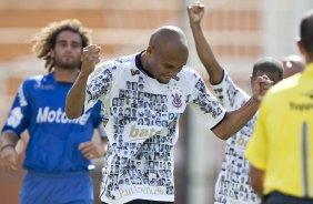 CORINTHIANS/SP X HURACAN/BUENOS AIRES- Souza comemora seu gol em um lance do jogo amistoso internacional realizado esta tarde no estdio do Pacaembu, para apresentacao dos novos contratados, e tambem, como despedida de Marcelinho Carioca das suas atividades como jogador profissional