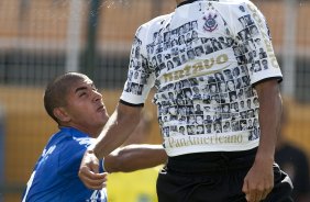 CORINTHIANS/SP X HURACAN/BUENOS AIRES- Souza e Villan em um lance do jogo amistoso internacional realizado esta tarde no estdio do Pacaembu, para apresentacao dos novos contratados, e tambem, como despedida de Marcelinho Carioca das suas atividades como jogador profissional