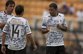 CORINTHIANS/SP X HURACAN/BUENOS AIRES- William conversa com Balbuena, de costas, e Paulo Andr em um lance do jogo amistoso internacional realizado esta tarde no estdio do Pacaembu, para apresentacao dos novos contratados, e tambem, como despedida de Marcelinho Carioca das suas atividades como jogador profissional