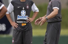 Alessandro e Mano Menezes durante o treino do Corinthians realizado esta manh no SPA Sport Resort, na cidade de Itu, interior de So Paulo; o prximo compromisso ser a estreia no Campeonato Paulista 2010, domingo, dia 17/01, no estdio Santa Cruz, em Ribeiro Preto, contra o Monte Azul