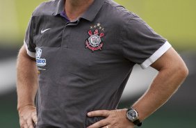 Mano Menezes durante o treino do Corinthians realizado esta manh no SPA Sport Resort, na cidade de Itu, interior de So Paulo; o prximo compromisso ser a estreia no Campeonato Paulista 2010, domingo, dia 17/01, no estdio Santa Cruz, em Ribeiro Preto, contra o Monte Azul