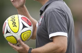 Mano Menezes durante o treino do Corinthians realizado esta manh no SPA Sport Resort, na cidade de Itu, interior de So Paulo; o prximo compromisso ser a estreia no Campeonato Paulista 2010, domingo, dia 17/01, no estdio Santa Cruz, em Ribeiro Preto, contra o Monte Azul