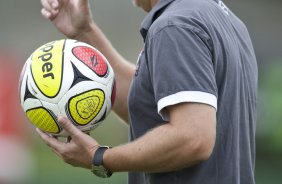 Mano Menezes durante o treino do Corinthians realizado esta manh no SPA Sport Resort, na cidade de Itu, interior de So Paulo; o prximo compromisso ser a estreia no Campeonato Paulista 2010, domingo, dia 17/01, no estdio Santa Cruz, em Ribeiro Preto, contra o Monte Azul