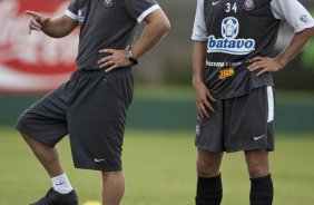 Mano Menezes orienta Tcheco durante o treino do Corinthians realizado esta manh no SPA Sport Resort, na cidade de Itu, interior de So Paulo; o prximo compromisso ser a estreia no Campeonato Paulista 2010, domingo, dia 17/01, no estdio Santa Cruz, em Ribeiro Preto, contra o Monte Azul