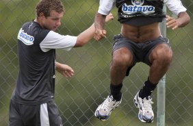 Marcelo Mattos e William durante o treino do Corinthians realizado esta manh no SPA Sport Resort, na cidade de Itu, interior de So Paulo; o prximo compromisso ser a estreia no Campeonato Paulista 2010, domingo, dia 17/01, no estdio Santa Cruz, em Ribeiro Preto, contra o Monte Azul