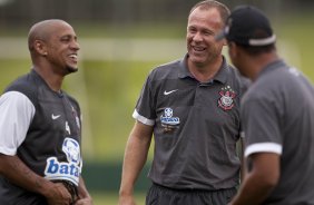 Roberto Carlos e Mano Menezes durante o treino do Corinthians realizado esta manh no SPA Sport Resort, na cidade de Itu, interior de So Paulo; o prximo compromisso ser a estreia no Campeonato Paulista 2010, domingo, dia 17/01, no estdio Santa Cruz, em Ribeiro Preto, contra o Monte Azul