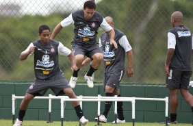 Ronaldo e Jorge Henrique, atras, durante o treino do Corinthians realizado esta manh no SPA Sport Resort, na cidade de Itu, interior de So Paulo; o prximo compromisso ser a estreia no Campeonato Paulista 2010, domingo, dia 17/01, no estdio Santa Cruz, em Ribeiro Preto, contra o Monte Azul