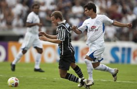 MONTE AZUL/SP X CORINTHIANS/SP - Borebi derruba Marelo Mattos em um lance da partida realizada esta tarde no estdio Santa Cruz, em Ribeiro Preto, abertura do Campeonato Paulista 2010