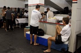 MONTE AZUL/SP X CORINTHIANS/SP - Chico, de costas, e Tcheco nos vestirios antes da partida realizada esta tarde no estdio Santa Cruz, em Ribeiro Preto, abertura do Campeonato Paulista 2010