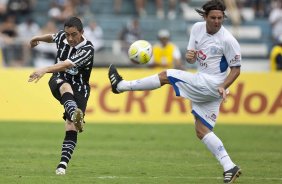 MONTE AZUL/SP X CORINTHIANS/SP - Chico e Franciscatti em um lance da partida realizada esta tarde no estdio Santa Cruz, em Ribeiro Preto, abertura do Campeonato Paulista 2010