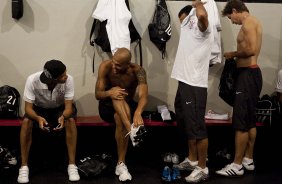 MONTE AZUL/SP X CORINTHIANS/SP - Dentinho conversa com Souza nos vestirios antes da partida realizada esta tarde no estdio Santa Cruz, em Ribeiro Preto, abertura do Campeonato Paulista 2010
