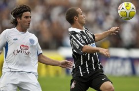 MONTE AZUL/SP X CORINTHIANS/SP - Franciscatti e Morais em um lance da partida realizada esta tarde no estdio Santa Cruz, em Ribeiro Preto, abertura do Campeonato Paulista 2010