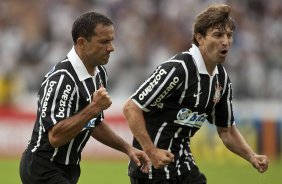 MONTE AZUL/SP X CORINTHIANS/SP - Iarlei comemora com Tcheco (d)seu gol em um lance da partida realizada esta tarde no estdio Santa Cruz, em Ribeiro Preto, abertura do Campeonato Paulista 2010