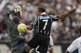 MONTE AZUL/SP X CORINTHIANS/SP - Iarley divide a bola com o goleiro Tiago Cardoso e faz o gol d Corinthians em um lance da partida realizada esta tarde no estdio Santa Cruz, em Ribeiro Preto, abertura do Campeonato Paulista 2010