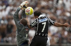 MONTE AZUL/SP X CORINTHIANS/SP - Iarley divide com o goleiro Tiago Cardoso e faz o gol do Corinthians em um lance da partida realizada esta tarde no estdio Santa Cruz, em Ribeiro Preto, abertura do Campeonato Paulista 2010