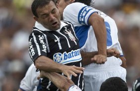 MONTE AZUL/SP X CORINTHIANS/SP - Iarley e Avalos em um lance da partida realizada esta tarde no estdio Santa Cruz, em Ribeiro Preto, abertura do Campeonato Paulista 2010