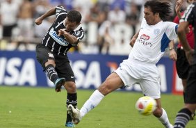 MONTE AZUL/SP X CORINTHIANS/SP - Iarley e Avalos em um lance da partida realizada esta tarde no estdio Santa Cruz, em Ribeiro Preto, abertura do Campeonato Paulista 2010