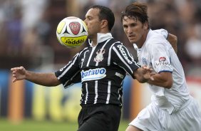 MONTE AZUL/SP X CORINTHIANS/SP - Iarley e Mauro em um lance da partida realizada esta tarde no estdio Santa Cruz, em Ribeiro Preto, abertura do Campeonato Paulista 2010