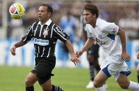 MONTE AZUL/SP X CORINTHIANS/SP - Iarley e Mauro em um lance da partida realizada esta tarde no estdio Santa Cruz, em Ribeiro Preto, abertura do Campeonato Paulista 2010