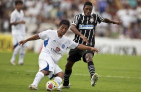 MONTE AZUL/SP X CORINTHIANS/SP - Marcelinho e Jucilei em um lance da partida realizada esta tarde no estdio Santa Cruz, em Ribeiro Preto, abertura do Campeonato Paulista 2010