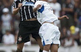 MONTE AZUL/SP X CORINTHIANS/SP - Marcelo Mattos e uciano Sorriso em um lance da partida realizada esta tarde no estdio Santa Cruz, em Ribeiro Preto, abertura do Campeonato Paulista 2010