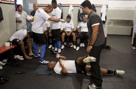 MONTE AZUL/SP X CORINTHIANS/SP - O fisioterapeuta Bruno Mazziotti faz alongamento em Souza nos vestirios antes da partida realizada esta tarde no estdio Santa Cruz, em Ribeiro Preto, abertura do Campeonato Paulista 2010