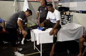 MONTE AZUL/SP X CORINTHIANS/SP - O massagista Alex Dias coloca ataduras nos pes do goleiro Felipe nos vestirios antes da partida realizada esta tarde no estdio Santa Cruz, em Ribeiro Preto, abertura do Campeonato Paulista 2010