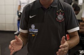 MONTE AZUL/SP X CORINTHIANS/SP - O preparador fsico Walmir Cruz nos vestirios antes da partida realizada esta tarde no estdio Santa Cruz, em Ribeiro Preto, abertura do Campeonato Paulista 2010