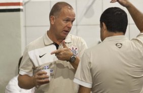 MONTE AZUL/SP X CORINTHIANS/SP - O tcnico Mano Menezes conversa com o mdico Dr. Paulo de Faria nos vestirios antes da partida realizada esta tarde no estdio Santa Cruz, em Ribeiro Preto, abertura do Campeonato Paulista 2010