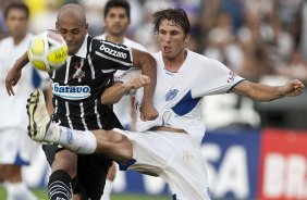 MONTE AZUL/SP X CORINTHIANS/SP - Souza e Mauro em um lance da partida realizada esta tarde no estdio Santa Cruz, em Ribeiro Preto, abertura do Campeonato Paulista 2010