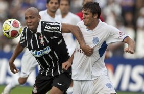 MONTE AZUL/SP X CORINTHIANS/SP - Souza e Mauro em um lance da partida realizada esta tarde no estdio Santa Cruz, em Ribeiro Preto, abertura do Campeonato Paulista 2010